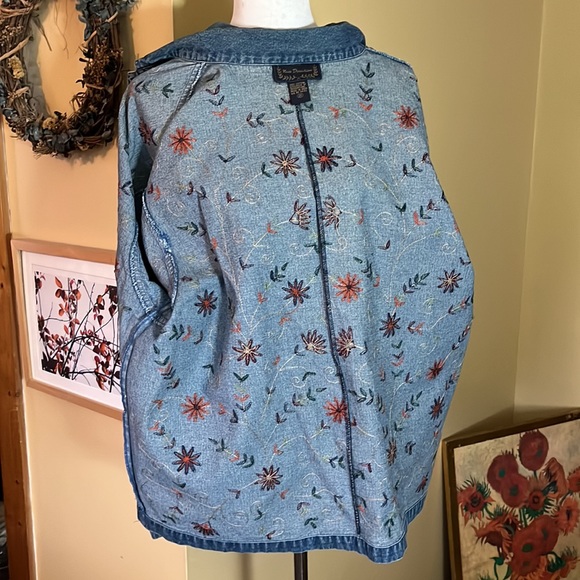 Vintage NEW DIRECTIONS Size 2X Floral Embroidered Denim Carved Buttons Front - Picture 10 of 12